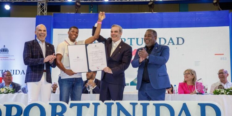 Presidencia gradúa 371 nuevos técnicos-profesionales de “Oportunidad 14-24”