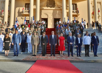 Gobierno rinde honores a la Bandera Nacional por el Mes de la Patria