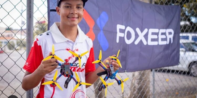 Joven dominicano de 17 años entre los mejores del mundo en carreras de drones 
