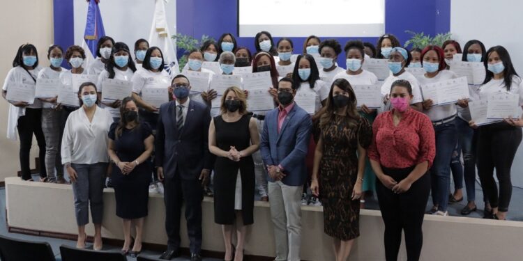 28 mujeres reciben certificados de emprendimiento