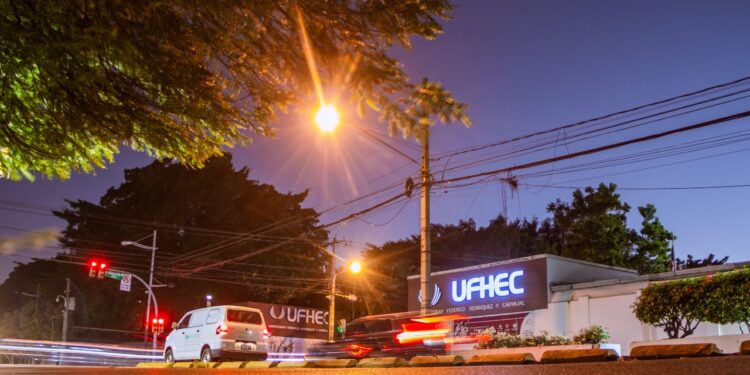 Edesur coloca nuevas luminarias en la av. Máximo Gómez