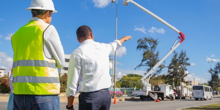 Edesur inicia iluminación de la autopista 30 de Mayo