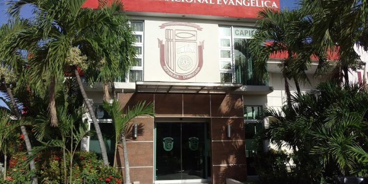 UNEV entregará este jueves títulos a 1,230 nuevos profesionales  