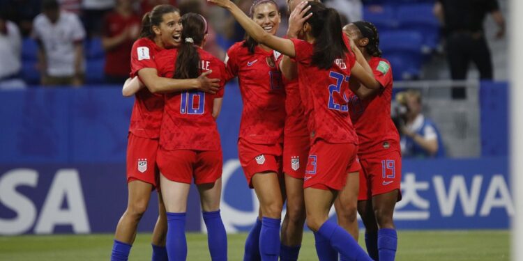 Fútbol.- La selección femenina de EEUU recibirá el mismo salario que la masculina