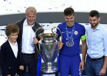 Sanciones obligan a magnate ruso dejar un club de fútbol inglés