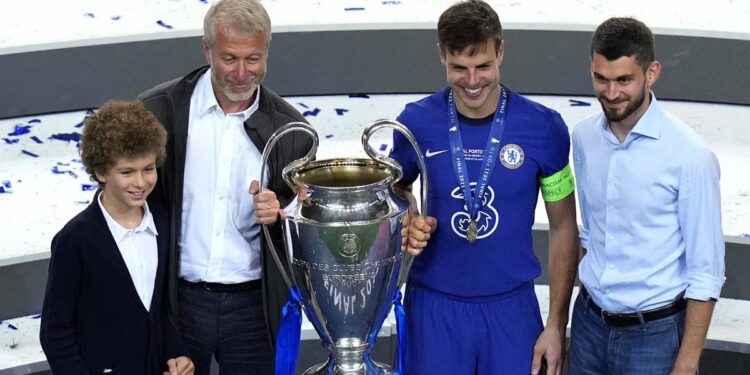 Sanciones obligan a magnate ruso dejar un club de fútbol inglés