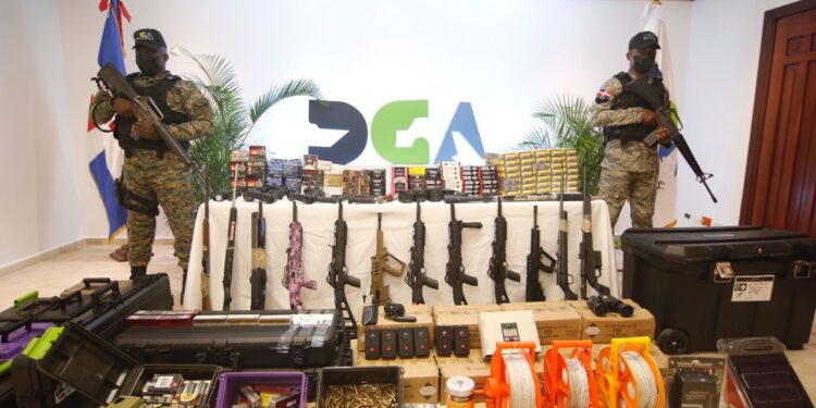 Un contrabando de armas de guerra, municiones y explosivos fue detectados en puerto Río Haina