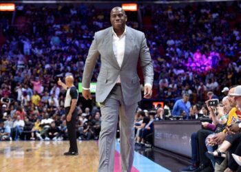 ’Magic' Johnson escribe su autobiografía 'Mi vida'.