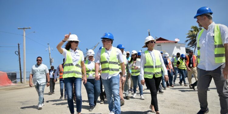 Director de Apordom  supervisa rehabilitación de puerto Bahia de Manzanillo