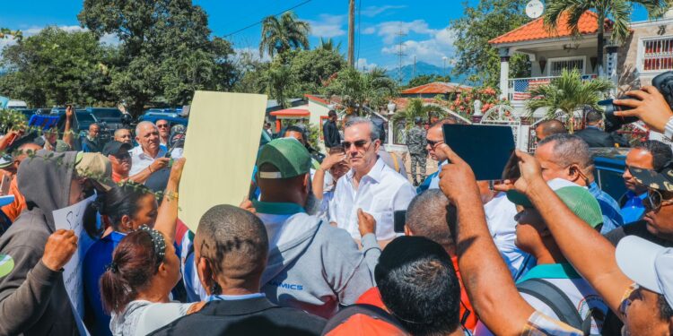 El presidente Abinader se detiene en trayecto de Bonao a escuchar a comunitarios