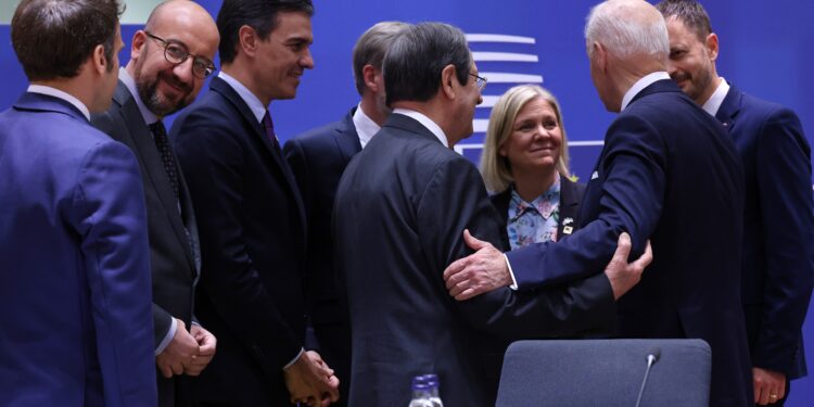 Biden y los líderes de la UE discuten más sanciones contra Rusia