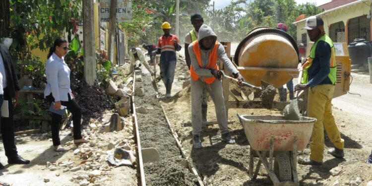 Gobierno construye  carreteras en tres municipios de provincia Espaillat