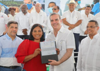 Abinader entrega más de 600 títulos de propiedad a familias de Boyá