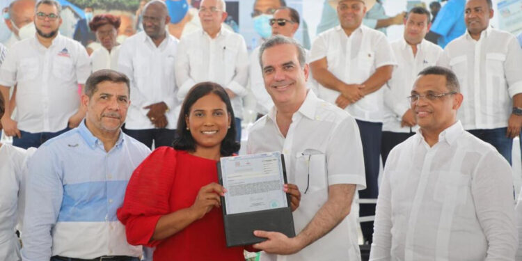 Abinader entrega más de 600 títulos de propiedad a familias de Boyá