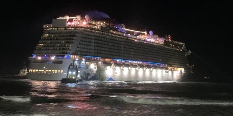 Autoridades tratan de desencallar crucero Norwerian Escape en Puerto Plata