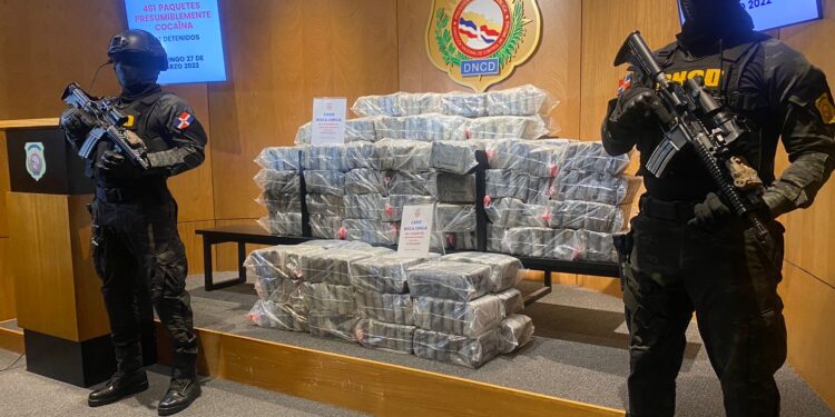 Arrestan dos hombres y ocupan 461 paquetes presumiblemente de cocaína en Boca Chica