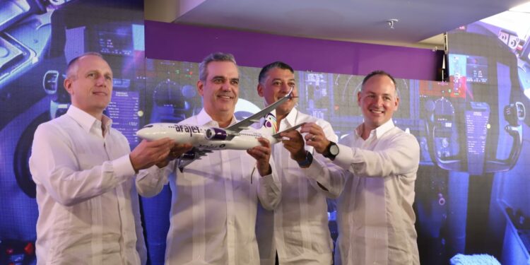 Abinader asiste al acto de inicio de operaciones de Arajet