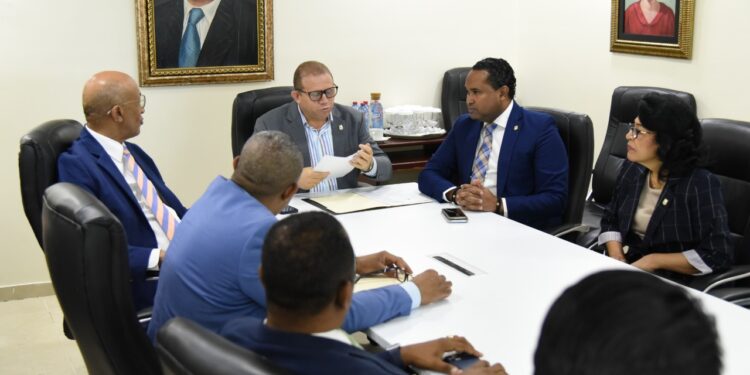 Diputados y CNSS socializan proyecto beneficia afiliados en compra medicamentos ambulatorios