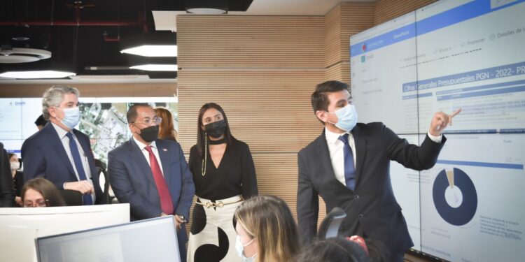 Contralor Catalino Correa explora avances del sistema de control macro fiscal en Colombia