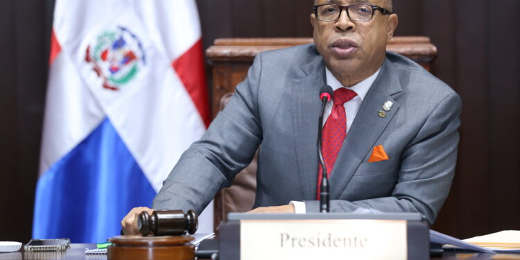 Diputados: Varias resoluciones y un reconocimiento al conferencista John C. Maxwell