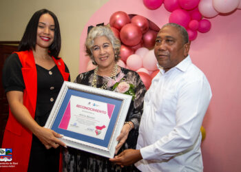 Alicia Baroni fue reconocida por alcaldía de Baní y la OPM