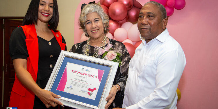 Alicia Baroni fue reconocida por alcaldía de Baní y la OPM