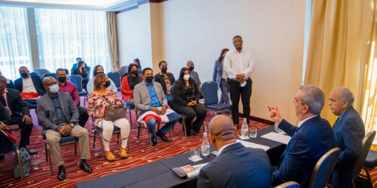 Abinader se reúne con dirigentes del PRM en Chile