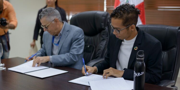 ASE firma acuerdo para reciclar plástico con energía renovable*