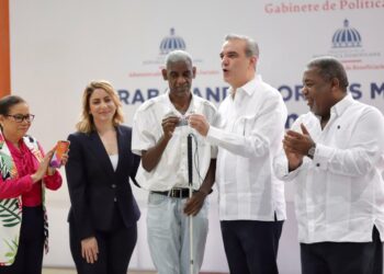 Abinader entrega tarjeta a una nueva cohorte de beneficiarios de Supérate 