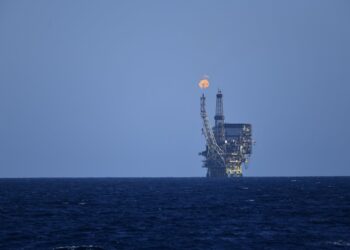 El petróleo repunta un 9% y se sitúa en el entorno de los 105 dólares