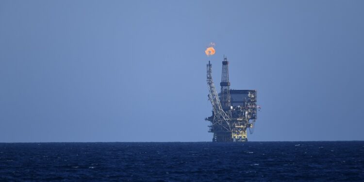 El petróleo repunta un 9% y se sitúa en el entorno de los 105 dólares