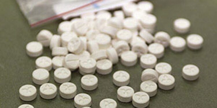 Arrestan dos en la Duarte con París con 498 pastillas de éxtasis