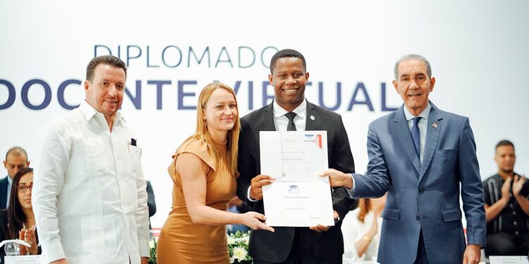 Certifican a 500 docentes de 39 universidades en la enseñanza virtual