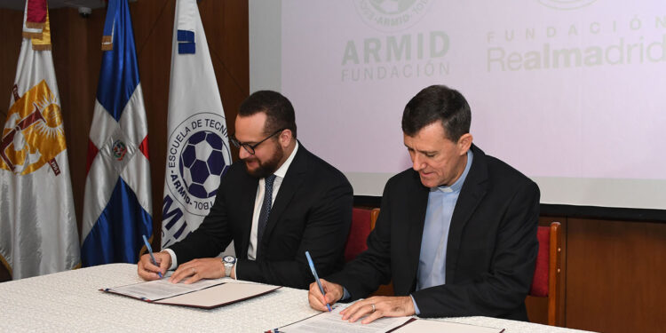 El Colegio Loyola Santo Domingo y la Fundación ARMID, Inc. firman acuerdo de colaboración