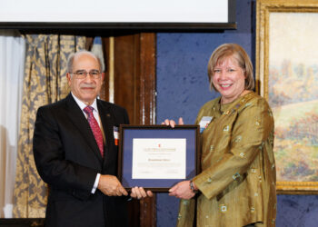 Universidad de Illinois reconoce trayectoria de Manuel Gómez-Achécar