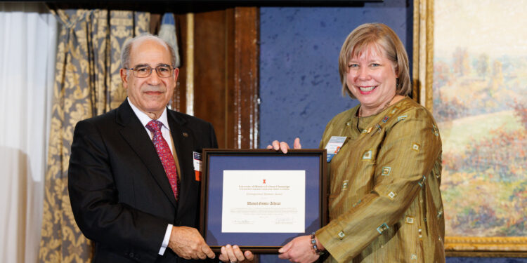 Universidad de Illinois reconoce trayectoria de Manuel Gómez-Achécar
