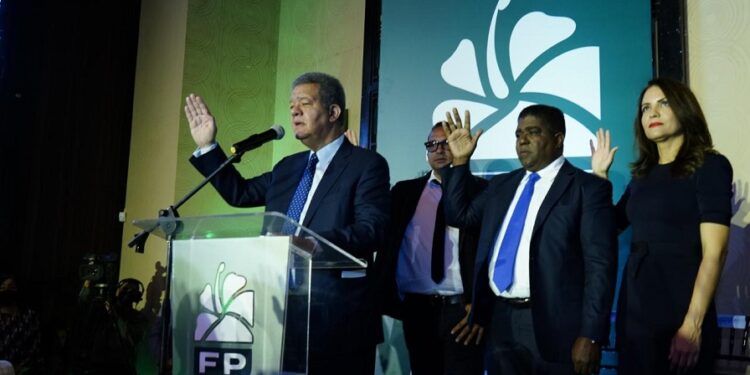 Dirigentes perremeistas y peledeistas se juramentan en la Fuerza del Pueblo