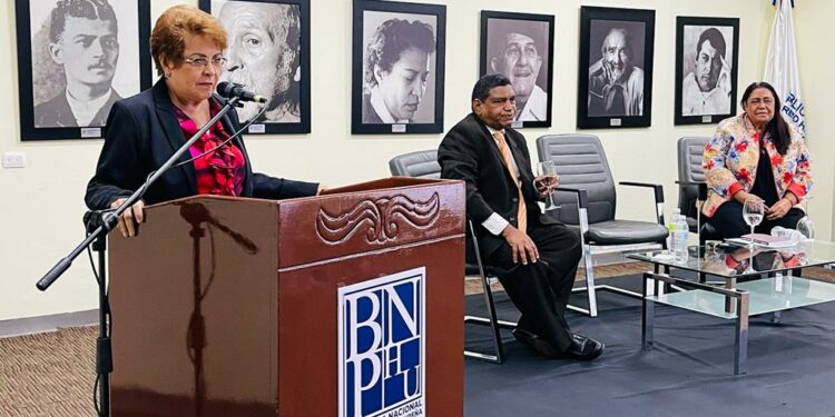 Alejandrina Germán publica obra para fortalecer las convicciones boschistas