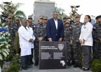 Policía rinde homenaje póstumo a 20 agentes caídos víctimas del Covid-19 
