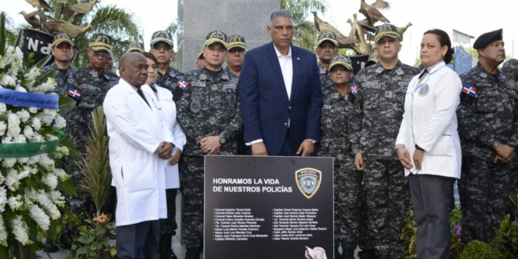 Policía rinde homenaje póstumo a 20 agentes caídos víctimas del Covid-19