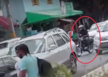 Individuo es captado en video despojando cadena a ciudadano 