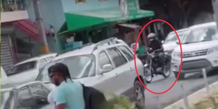 Individuo es captado en video despojando cadena a ciudadano 