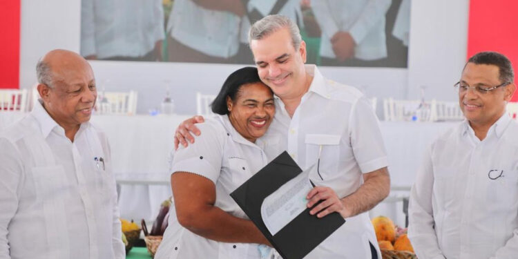 Presidente Abinader encabeza entrega de 1,507 títulos de propiedad en Azua