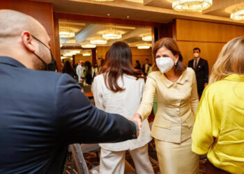 Vicepresidenta se encuentra con la diáspora dominicana en Dubái