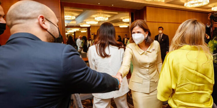 Vicepresidenta se encuentra con la diáspora dominicana en Dubái