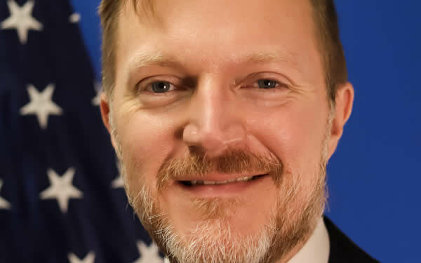 Diplomático USA advierte contra influencias antidemocráticas en RD