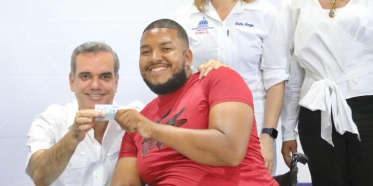 Presidente Abinader entrega 3,000 nuevas tarjetas Supérate en Monte Plata