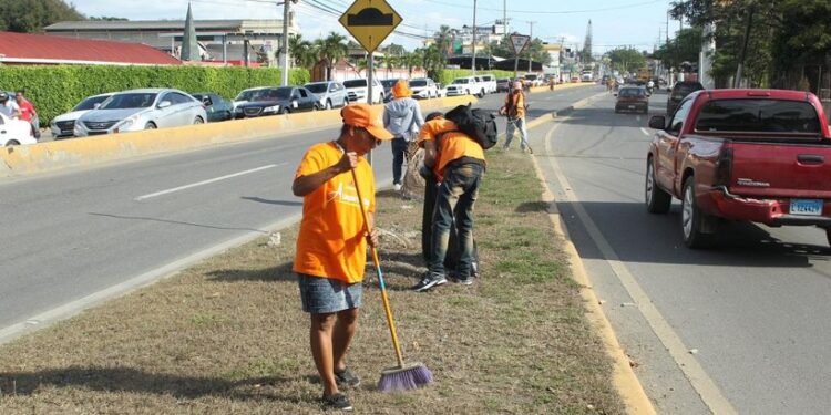 Ayuntamiento de Santiago sube mil pesos a trabajadores que menos ganan