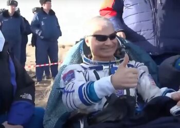 Un estadounidense regresa a la Tierra con dos rusos en una Soyuz