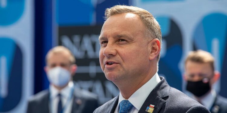 Aterrizaje de emergencia del avión presidente Polaco, cambia agenda de Biden